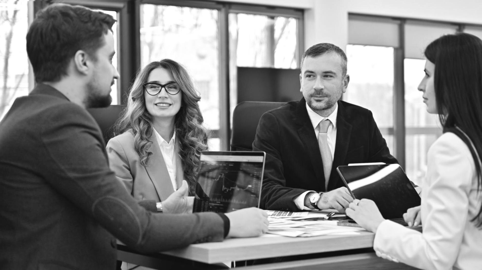 Profissional analisando relatórios financeiros em ambiente de escritório moderno